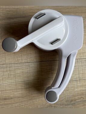 Pampered Chef White and Light gray Handheld block cheese grater in new condition